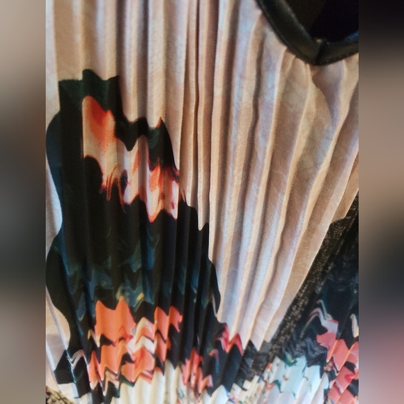 BNWT Guess Pleated Dress sz xs - Picture 6 of 6